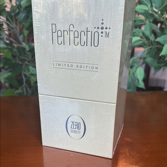 Perfectio Limited Edition  Zero Gravity LED Infra-red Light Anti Wrinkle Device - Picture 4 of 11